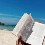 Libros y maleta de viaje 🫶🏼